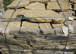 Kamenclub.ru: Песчаник пластушка желтый с рисунком (3 см)  купить в Новокузнецке песчаник желтый с рисунком, рыжий, желтый песчаник пластушка ландшафтная рваная 8 500 руб/м3   фото КАМЕНЬ КЛУБ