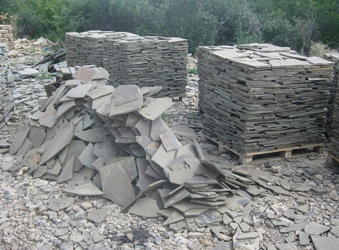 Kamenclub.ru: Песчаник пластушка серо-зеленый (1,5 см)  купить в Новокузнецке плитняк - пластушка серо-зеленый, серый, зеленый пластушка рваная ландшафтная колотая 10200 руб/м3   фото КАМЕНЬ КЛУБ