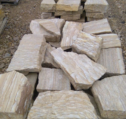 Kamenclub.ru: Песчаник пластушка желтый с рисунком (7-15 см)  купить в Новокузнецке плитняк - пластушка - бут желтый песчаник 10200 руб/м3   фото КАМЕНЬ КЛУБ