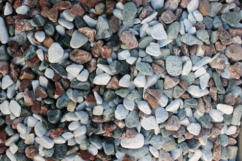 Kamenclub.ru: Мраморная крошка (щебень галтованный микс:белый-зеленый-розовый) фр.20-40 мм.  купить в Новокузнецке мрамор белый, зеленый, розовый мрамор декоративный (галтовка) 15500 руб/т   фото КАМЕНЬ КЛУБ