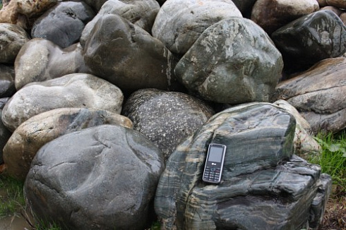 Kamenclub.ru: Речной валун Кабанчик фр.300-500 мм.  купить в Новокузнецке крупный природный камень галька серый, темно-серый речной валун галечник масштабный 7000 руб/т   фото КАМЕНЬ КЛУБ