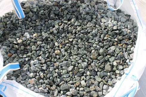 Kamenclub.ru: Щебень крошка зеленый (змеевик) фр. 20-40 мм.  купить в Новокузнецке мрамор зеленый, салатовый ландшафтная мраморная крошка 8500 руб/т   фото КАМЕНЬ КЛУБ