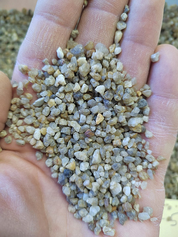 Кварцевый песок для площадок фр. 2-5 мм.  купить в Новокузнецке фото Камень Клуб