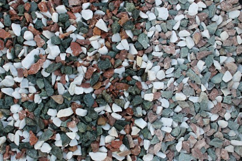 Kamenclub.ru: Мраморная крошка (щебень крошка микс: белый-зеленый-розовый) фр. 10-20 мм.  купить в Новокузнецке мрамор белый, зеленый, розовый декоративный ландшафтный колотый щебень 12000 руб/т   фото КАМЕНЬ КЛУБ