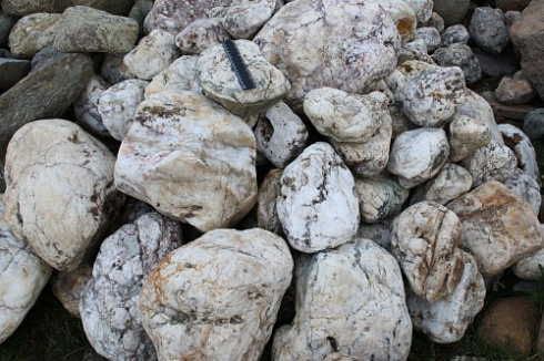 Kamenclub.ru: Кварцевый валунчик фр.100-300 мм.  купить в Новокузнецке кварц белый, бежевый молочный рыжий крупный природный камень галечник 7850 руб/т   фото КАМЕНЬ КЛУБ