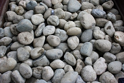 Kamenclub.ru: Речной валун (Ассорти) фр.100-300 мм.  купить в Новокузнецке галечник серый, темно-серый, светло-серый речная галька крупных размеров 4200 руб/т   фото КАМЕНЬ КЛУБ