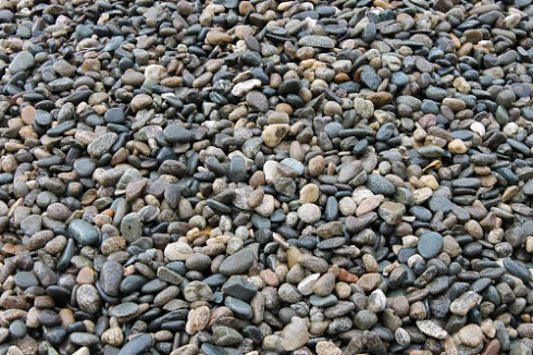 Kamenclub.ru: Галька горная речная окат (цветная) фр. 20-40 мм. купить  в Новокузнецке галька речная серый синий бежевый белый окатанная речная галька ландшафтная 6800 руб/т   фото КАМЕНЬ КЛУБ