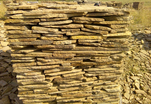 Kamenclub.ru: Песчаник пластушка желтый с разводом под дерево (2 см)  купить в Новокузнецке плитняк желтый с разводами, желтый, рыжий, серый песчаник пластушка рваная ландшафтная 11 000 руб/м3   фото КАМЕНЬ КЛУБ