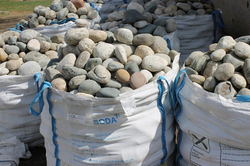 Kamenclub.ru: Речной валун (Ассорти) фр.100-300 мм.  купить в Новокузнецке галечник серый, темно-серый, светло-серый речная галька крупных размеров 4200 руб/т   фото КАМЕНЬ КЛУБ