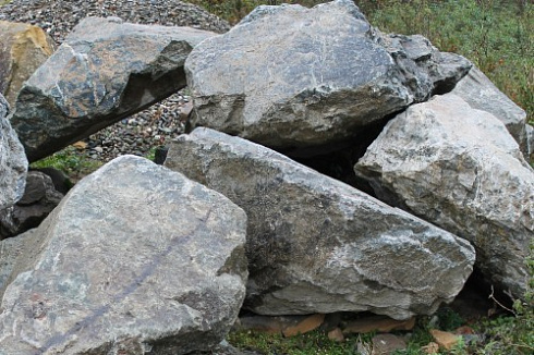 Kamenclub.ru: Змеевик скальник фр. 500-1500 мм.  купить в Новокузнецке змеевик зеленый серый черный глыба скальная колотая 7500 руб/т   фото КАМЕНЬ КЛУБ