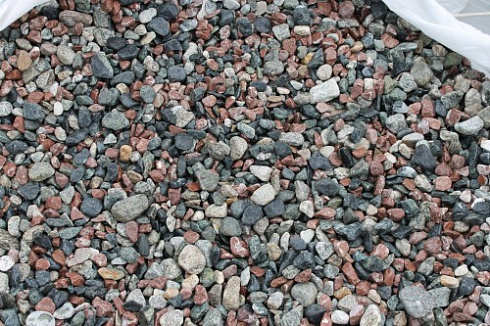 Kamenclub.ru: Мраморная крошка (щебень галтованный микс:: серый-зеленый-розовый) фр.10-20 мм.  купить в Новокузнецке мрамор серый, зеленый, розовый щебень окатанный округлый декоративный ландшафтный 15500 руб/т   фото КАМЕНЬ КЛУБ