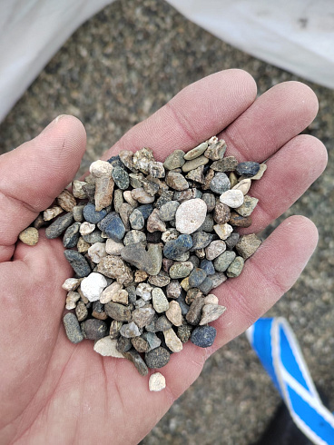 Kamenclub.ru: Галька речная окат (серая) фр.5-10 мм купить  в Новокузнецке галька речная серая, серый, темно-серый, светло-серый, коричневый речная окатанная галька декоративная ландшатфная 5000 руб/т   фото КАМЕНЬ КЛУБ