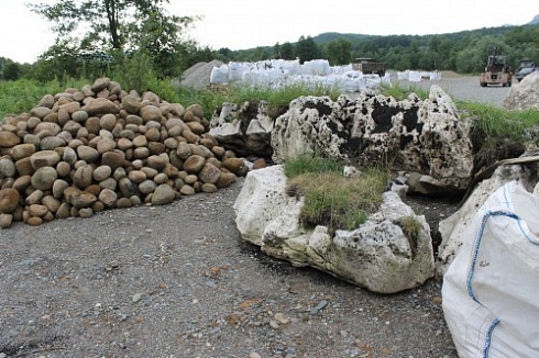 Kamenclub.ru: Песчаник ядра, фр. 100-300 мм  купить в Новокузнецке песчаник бежевый серый рыжий речная галька 5 000 руб/т   фото КАМЕНЬ КЛУБ