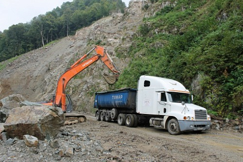 Kamenclub.ru: Гранит скальник (серо-зеленый) фр. 500-1500 мм.  купить в Новокузнецке гранит мрамор  серый зеленый темно-серый глыба скальная колотая ландшафтная 7 500 руб/т   фото КАМЕНЬ КЛУБ