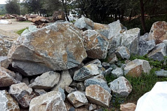 Kamenclub.ru: Гранит скальник (серо-зеленый) фр. 500-1500 мм.  купить в Новокузнецке гранит мрамор  серый зеленый темно-серый глыба скальная колотая ландшафтная 7 500 руб/т   фото КАМЕНЬ КЛУБ