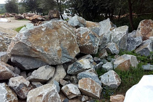 Kamenclub.ru: Гранит скальник (серо-зеленый) фр. 500-1500 мм.  купить в Новокузнецке гранит мрамор  серый зеленый темно-серый глыба скальная колотая ландшафтная 7 500 руб/т   фото КАМЕНЬ КЛУБ