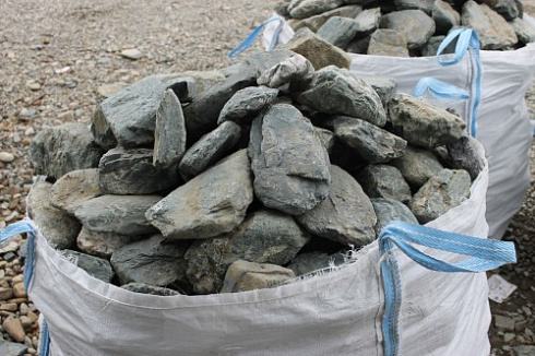 Kamenclub.ru: Гранит скальник (серо-зеленый) фр. 100-500 мм.  купить в Новокузнецке гранит зеленый, серый, салатовый крупный ландшафтный валун 6 000 руб/т   фото КАМЕНЬ КЛУБ