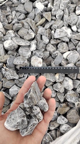 Kamenclub.ru: Щебень галтованный черный (мрамор) фр.40-70 мм.  купить в Новокузнецке мрамор черный с белыми прожилками, черный, белый щебень галтованный округлый 13500 руб/т   фото КАМЕНЬ КЛУБ