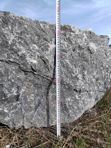 Kamenclub.ru: Черный мрамор скальник фр. 1000-1500 мм.  купить в Новокузнецке мрамор черный белый серый крупный колотый валун ландшафтный 9000 руб/т   фото КАМЕНЬ КЛУБ