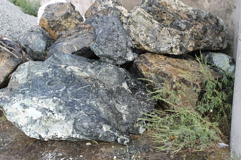 Kamenclub.ru: Змеевик скальник фр. 500-1500 мм.  купить в Новокузнецке змеевик зеленый серый черный глыба скальная колотая 7500 руб/т   фото КАМЕНЬ КЛУБ