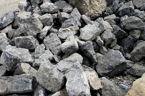 Kamenclub.ru: Черный мрамор скальник фр. 1000-1500 мм.  купить в Новокузнецке мрамор черный белый серый крупный колотый валун ландшафтный 9000 руб/т   фото КАМЕНЬ КЛУБ