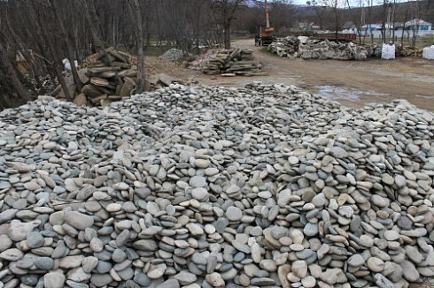 Kamenclub.ru: Галька речная плоская (ассорти) фр. 100-200-300 мм. купить  в Новокузнецке галька плоская разноцветная серый белый темно-серый синий речная галька ландшафтная 8000 руб/т   фото КАМЕНЬ КЛУБ