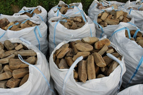 Kamenclub.ru: Песчаник для строительства и кладки блочный (фр 100-200 мм)  купить в Новокузнецке песчаник бежевый серый рыжий валун мелкий для строительства песчаник 6500 руб/т   фото КАМЕНЬ КЛУБ