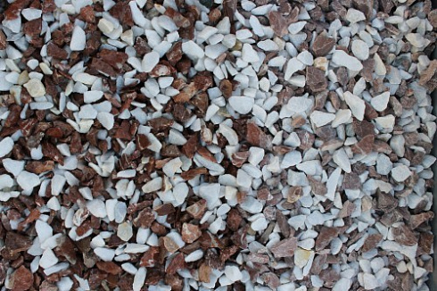 Kamenclub.ru: Мраморная крошка (щебень крошка микс: белый-розовый) фр. 10-20 мм.  купить в Новокузнецке мрамор белый, розовый каменный декоративный ландшафтный щебень 12000 руб/т   фото КАМЕНЬ КЛУБ